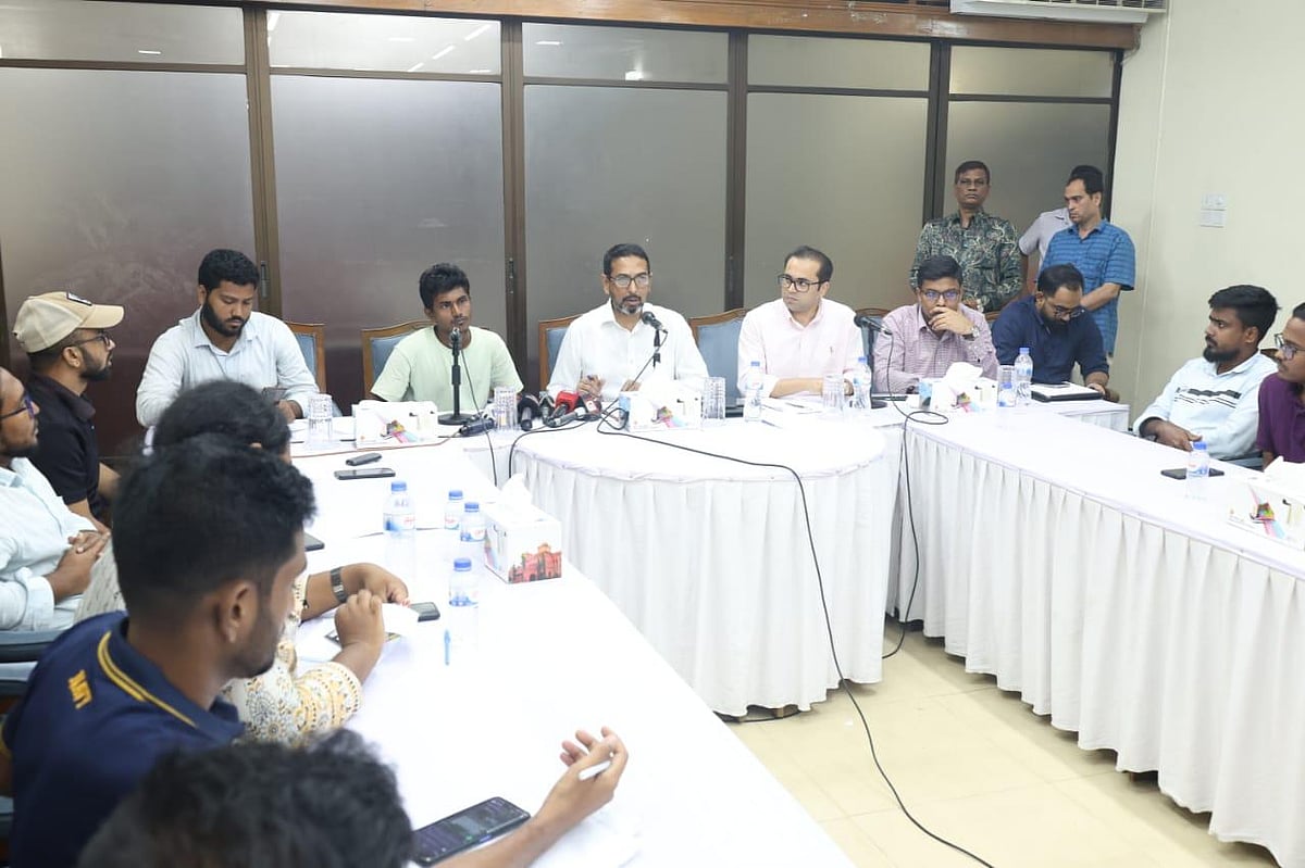 বৈষম্যবিরোধী ছাত্র আন্দোলনের সমন্বয়কদের বৈঠক করছেন চট্টগ্রামের জেলা প্রশাসক (ডিসি) ও জেলা ম্যাজিস্ট্রেট আবুল বাসার মোহাম্মদ ফখরুজ্জামান । আজ বিকেলে সার্কিট হাউস সম্মেলন কক্ষে